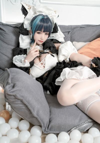 舌尖逗弄她粉嫩的花苞_HD在线播放观看