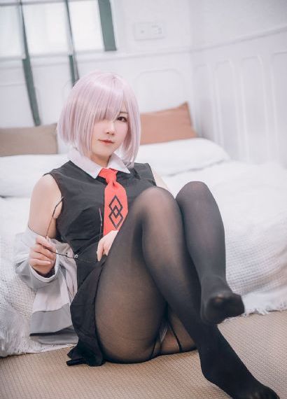 女性趴着打屁股被打红_蓝光高清完整版播放